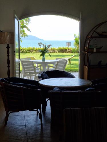 Casa pé na areia - Praia do Lázaro (Casa pe na areia - Praia do Lazaro) in ปรายา โด ลาซาโร
