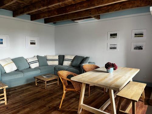 La maison sur le rivage, vue mer centre village in Locquenole