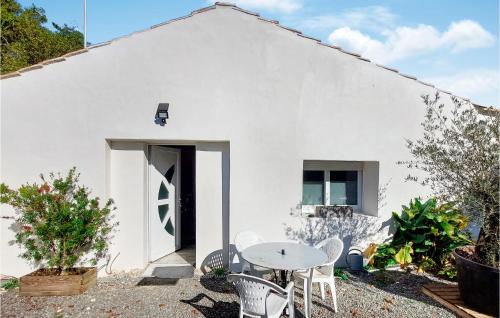 Cozy Home In Sainte-soulle With Kitchen - Location saisonnière - Sainte-Soulle