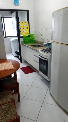 Kitchen, Joia da Enseada, com servicos de praia, de frente para o mar, 50 mts da praia,3 quartos e varandas c near Vila Da Bica