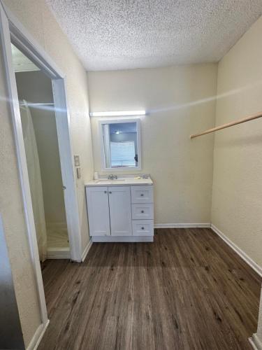 Economy Inn - image 10