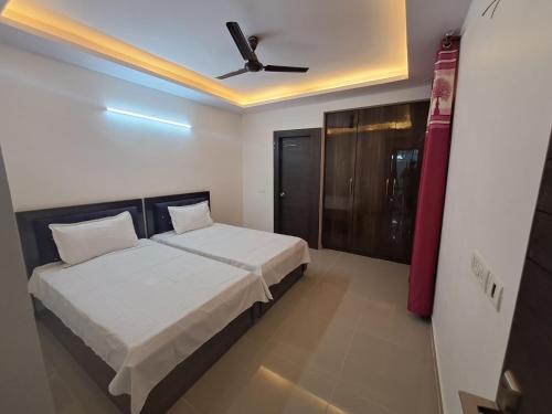 Short Stay 3 BHK Luxury Service Apartment Bharat City Ghaziabad near Delhi