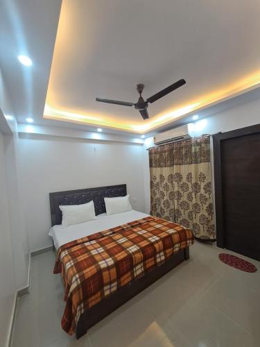 Short Stay 3 BHK Luxury Service Apartment Bharat City Ghaziabad near Delhi