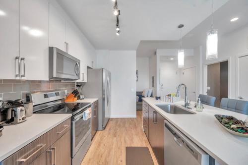 Luxury 1 BR with DEN Downtown Tampa Apt - City Views, Rooftop Pool, Workspace in Tampa, USA