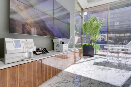 Elegance in Crystal City - Amazing Apartment with gym, Arlington (foto 9)