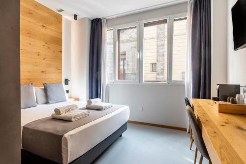 Deluxe Queen Room room in NALU Valencia Boutique Rooms