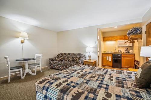 1 queen bed, 1 sofa bed