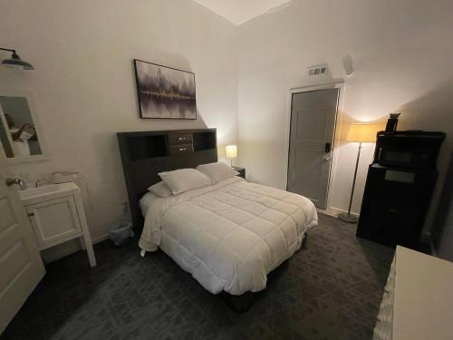 . Luxury Suites Boutique Hotel and Lounge