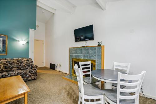 Cedarbrook Deluxe One bedroom Queen Suite with outdoor heated pool 209 in Killington, USA