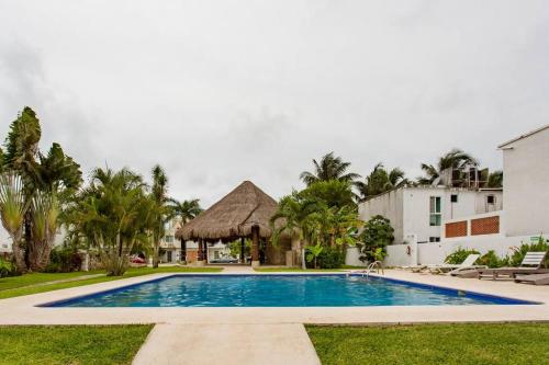 Bonita casa a 3 km de playa Xcalacoco c/automóvil