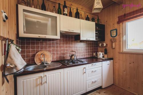 Vannas istaba, Domki Karaibskie in Sasino