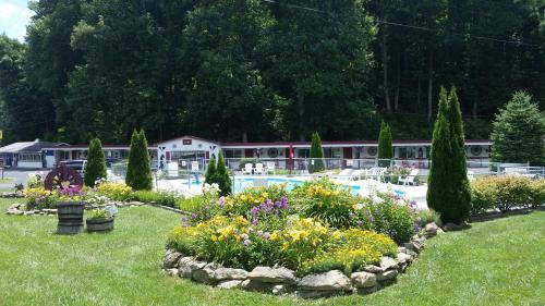 A Holiday Motel - Maggie Valley