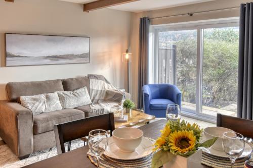 Elegant Apartment - View on Lake Tremblant & Mountain