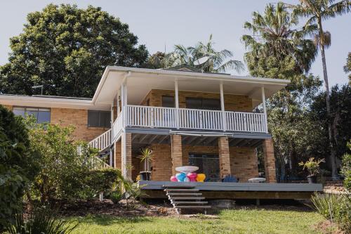 Pet friendly- Platypus spotting at the lake, 3 mins from town!