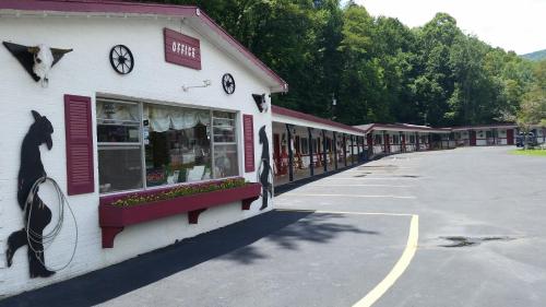 A Holiday Motel - Maggie Valley in Maggie Valley, USA