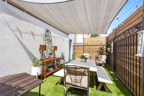 The Santorini Beach House - modern luxury living, minutes from Minute Maid Park, downtown Houston, and Memorial Park in Houston, USA