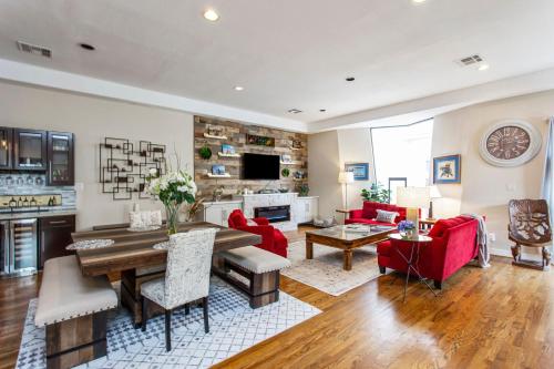 The Santorini Beach House - modern luxury living, minutes from Minute Maid Park, downtown Houston, and Memorial Park in Houston, USA