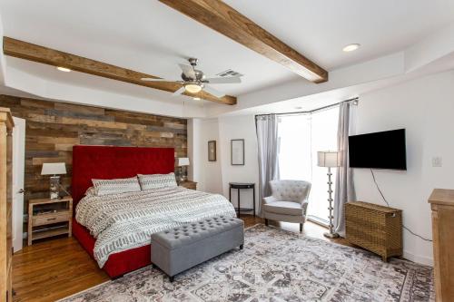 The Santorini Beach House - modern luxury living, minutes from Minute Maid Park, downtown Houston, and Memorial Park in Houston, USA