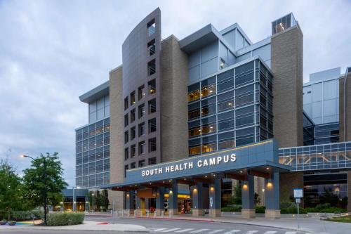 Spacious Modern Suite With Full Entertainment