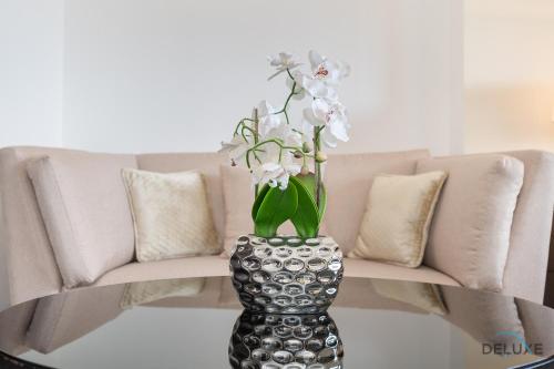 Urban Studio at The Address Residences Dubai Marina by Deluxe Holiday Homes, Dubai (photo 10)
