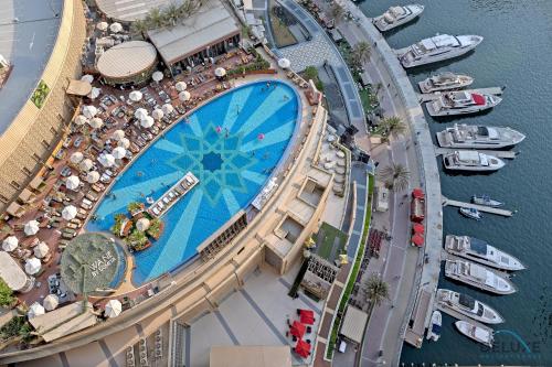 Urban Studio at The Address Residences Dubai Marina by Deluxe Holiday Homes, Dubai (photo 8)