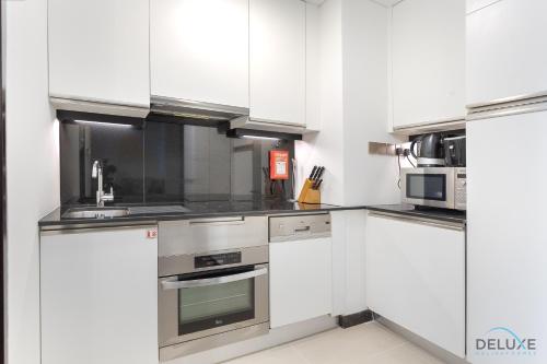 Urban Studio at The Address Residences Dubai Marina by Deluxe Holiday Homes, Dubai (photo 5)