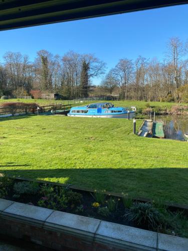 Skats, Otters End, near Wroxham in Dilhema