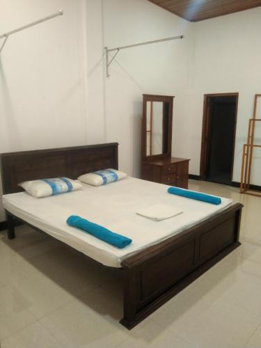 Queen Room with Two Queen Beds image 4