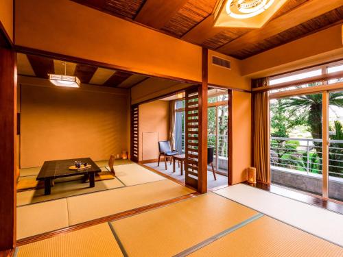 Superior Japanese-Style Room with Bathroom - Pool Side