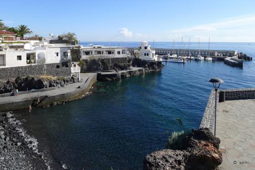 Casa Amarilla junto al mar