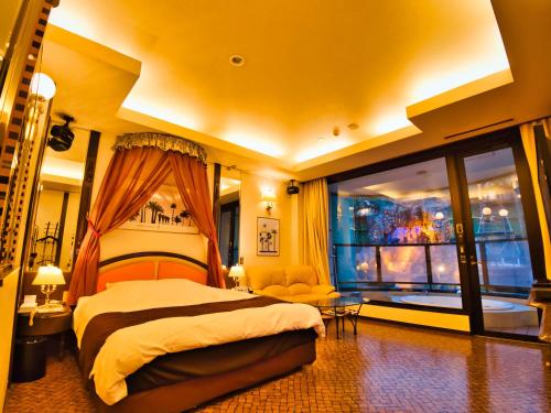 room detail thumbnail 2