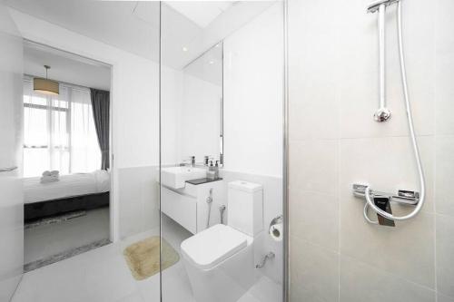 StoneTree - Furnished 2BR with floor-to-ceiling window, Dubai (photo 2)