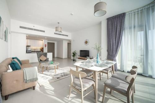 StoneTree - Furnished 2BR with floor-to-ceiling window, Dubai (photo 5)