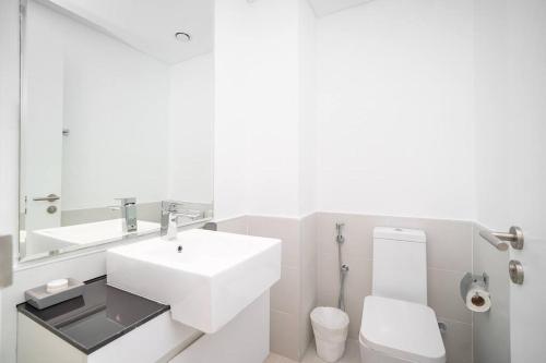 StoneTree - Furnished 2BR with floor-to-ceiling window, Dubai (photo 8)