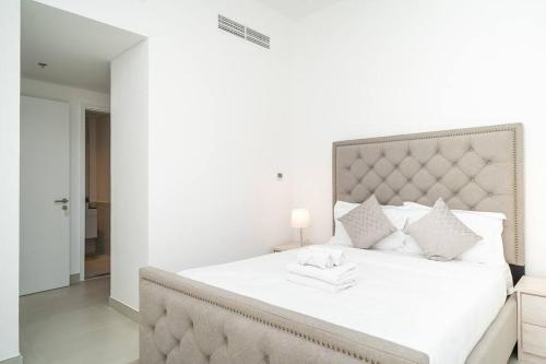 StoneTree - Furnished 2BR with floor-to-ceiling window, Dubai (photo 9)