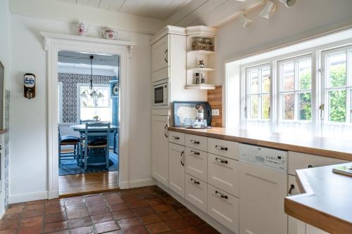 廚房, 瑞特達馳豪斯奧爾多普度假屋 (Reetdachhaus Ohl Dorp) in 弗里克蘇姆