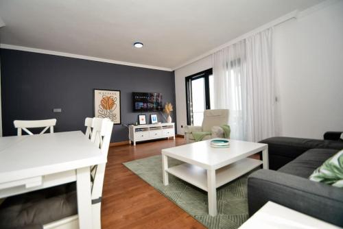 Brand New 2 Bedroom Top Floor Flat with Pool A2