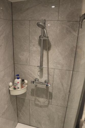 Self Contained, Double Bed Studio, private kitchen, private Bath, Walking distance to Harry Potter