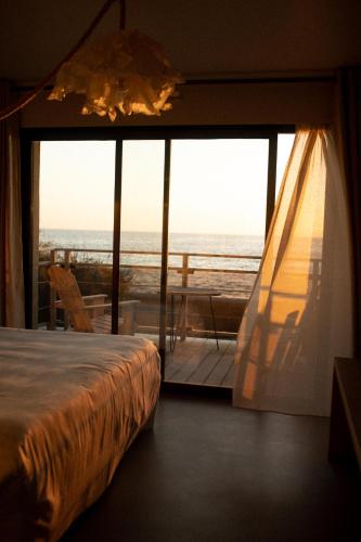 Double Room with Terrace and Sea View   image 2