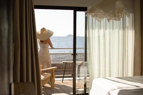 Double Room with Terrace and Sea View   image 3