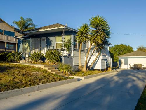 Quaint Mid-Century Cottage by the Coast