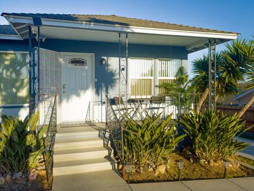 Quaint Mid-Century Cottage by the Coast