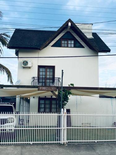 Townhouse composta por 4 triplex duas suítes a duas quadras do mar