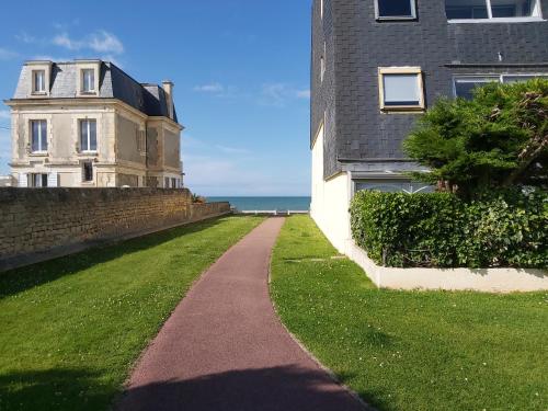 Les Pieds Dans l'Eau in Bernieres-sur-Mer