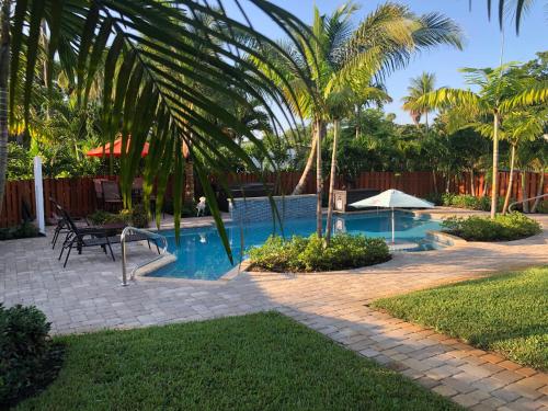 Billys Resort-Clothing Optional- Men Only - Solo Hombres in Wilton Manors, USA