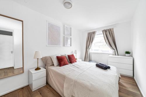 Arte Stays - 3-Bedroom Bright House London, Haggerston, Garden, Parking, 8 min walk to Haggerston Station, weekly or monthly stays, serviced accommodation - 7 guests