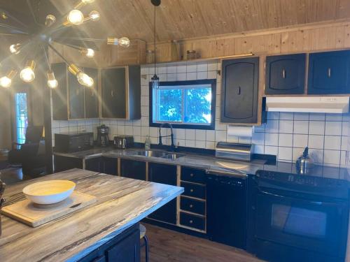 LE JAZZ- Chalet rustique/chic avec SPA in Notre-Dame-Des-Bois (QC)