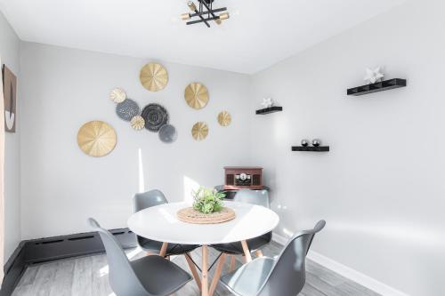 Graduation 2025! Great for Gatherings, King Beds, Firepit, Pet Friendly with Huge Fenced Yard Graduation 2025! Great for Gatherings, King Beds, Firepit, Pet Friendly with Huge Fenced Yard