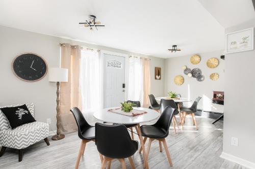 Graduation 2025! Great for Gatherings, King Beds, Firepit, Pet Friendly with Huge Fenced Yard Graduation 2025! Great for Gatherings, King Beds, Firepit, Pet Friendly with Huge Fenced Yard