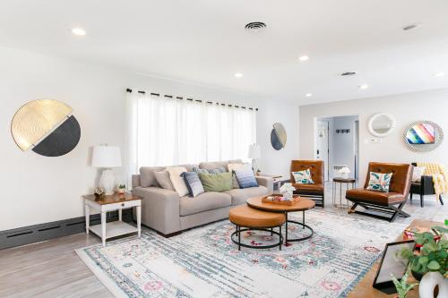 Graduation 2025! Great for Gatherings, King Beds, Firepit, Pet Friendly with Huge Fenced Yard Graduation 2025! Great for Gatherings, King Beds, Firepit, Pet Friendly with Huge Fenced Yard